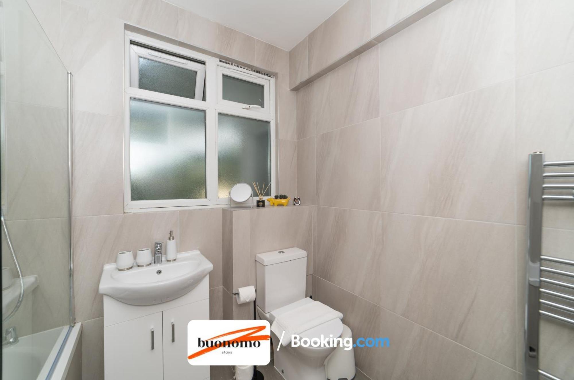 לונדון Two Bedroom Apartment By Buonomo Stays Short Lets & Serviced Accommodation With Balcony מראה חיצוני תמונה