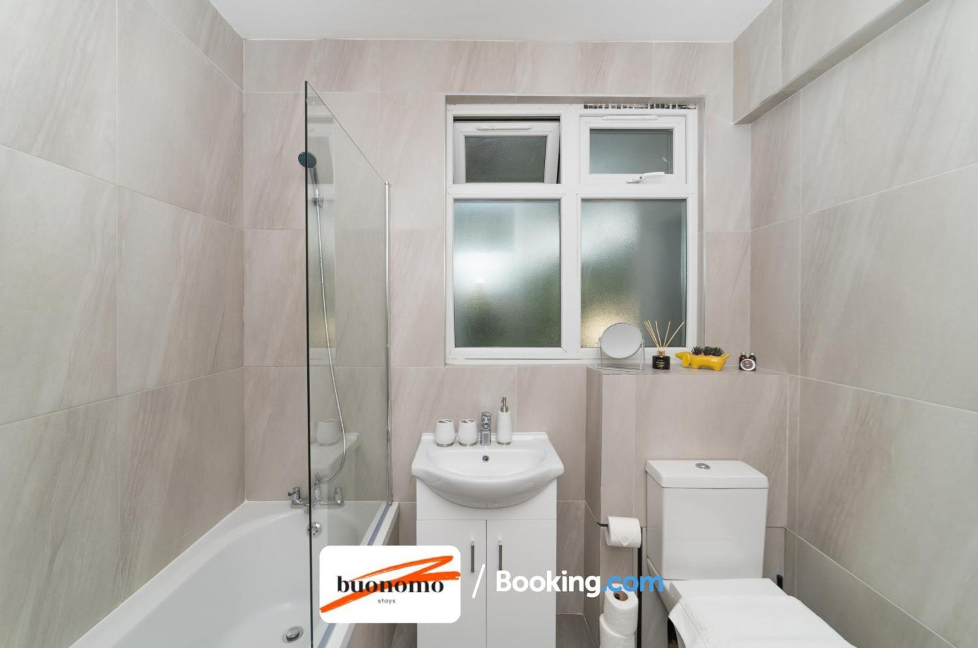 לונדון Two Bedroom Apartment By Buonomo Stays Short Lets & Serviced Accommodation With Balcony מראה חיצוני תמונה
