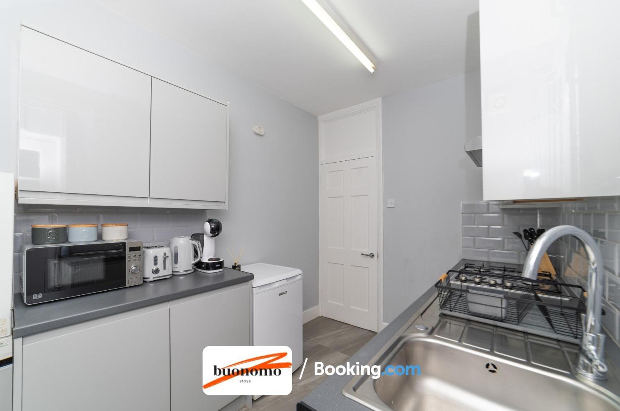 לונדון Two Bedroom Apartment By Buonomo Stays Short Lets & Serviced Accommodation With Balcony מראה חיצוני תמונה